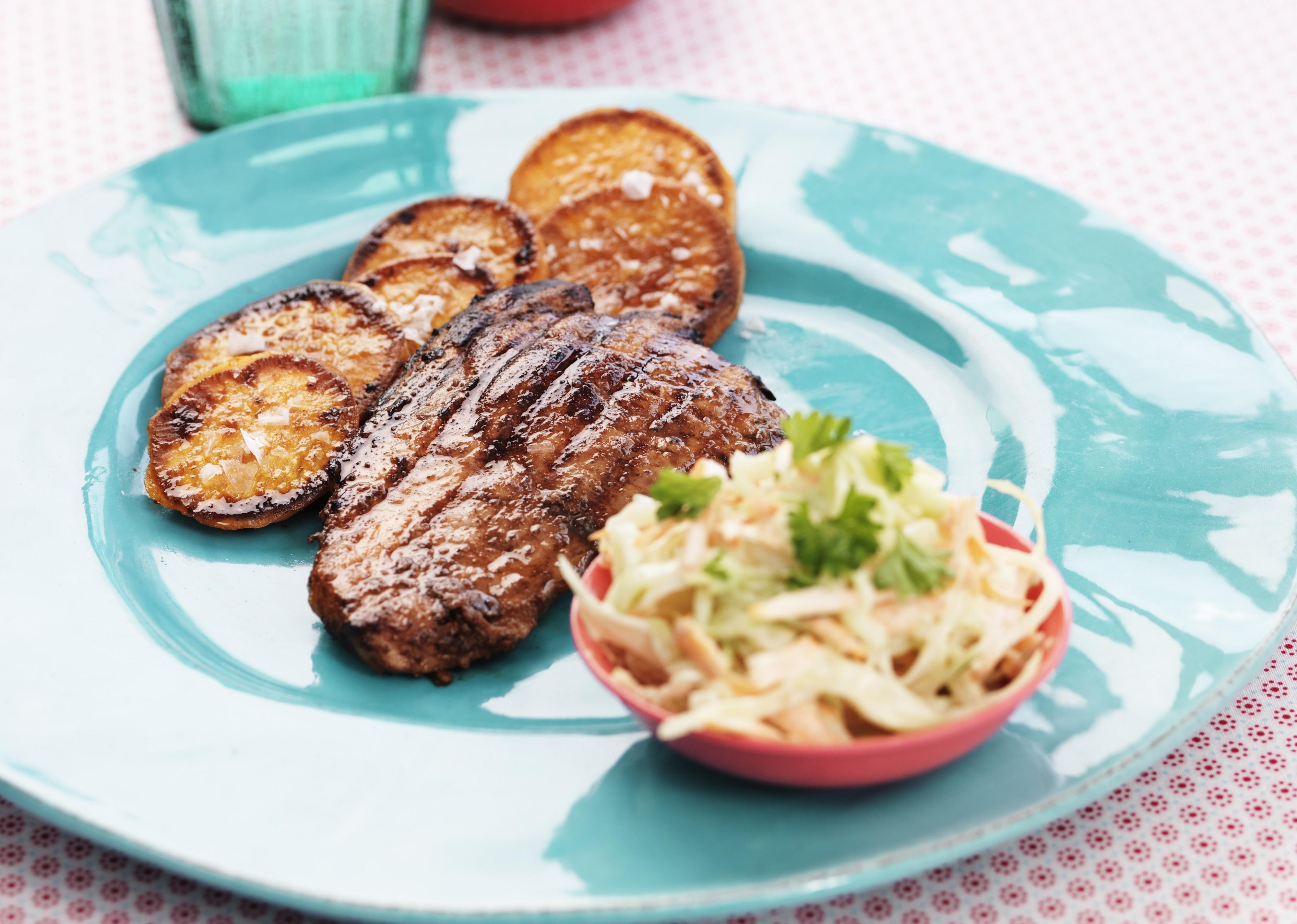 Whiskeymarinerade kotletter med coleslaw och sötpotatis