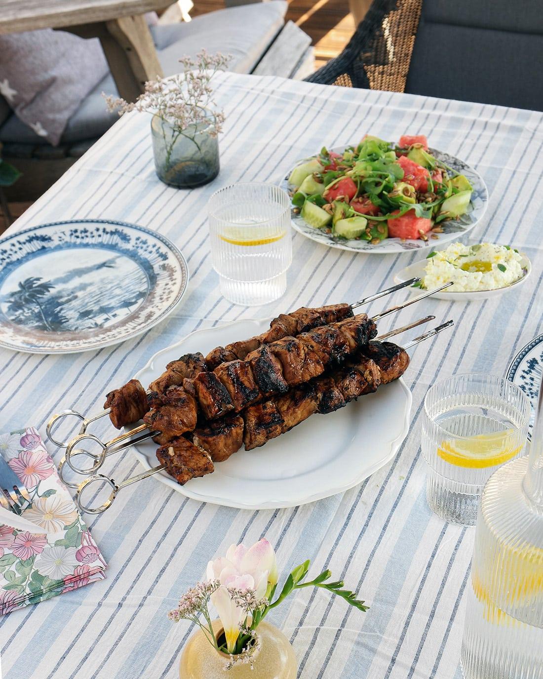 Grillspett med fetaostkräm och somrig sallad på vattenmelon