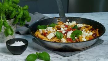 Fetaostpasta med strimlad fläskytterfilé, paprika och oliver